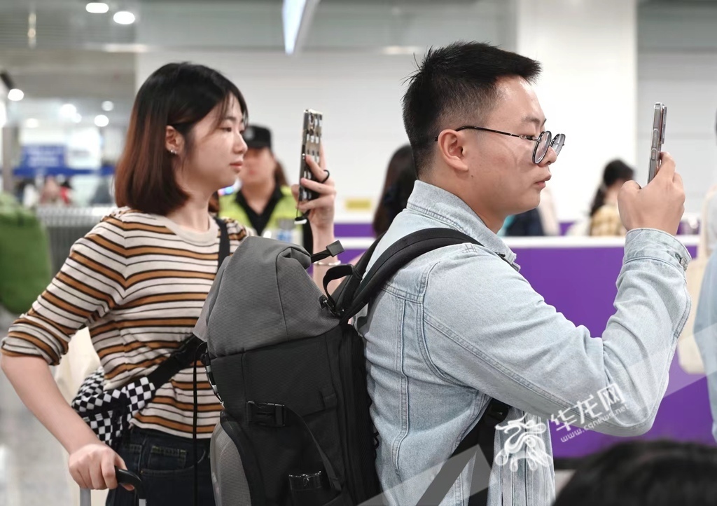 音乐会吸引不少过往乘客驻足观看。华龙网记者 刘润 摄