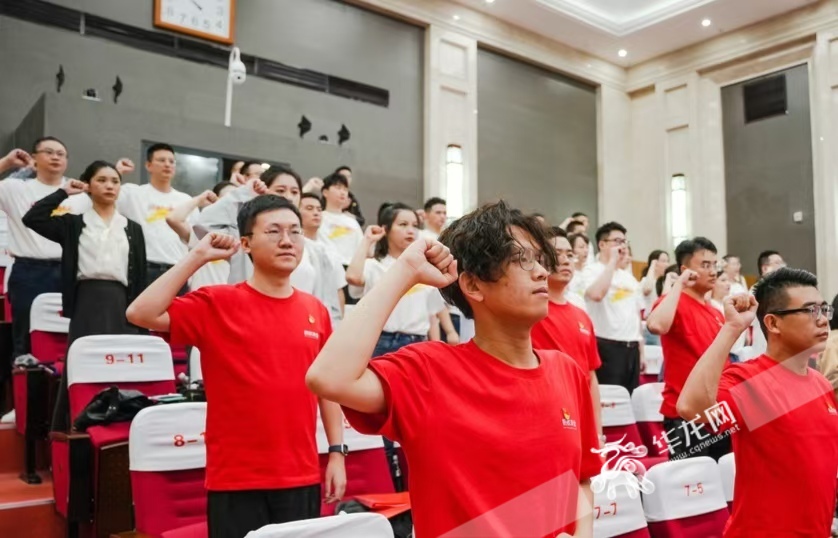 活动现场全体党员重温入党誓词。华龙网 辛飞 摄