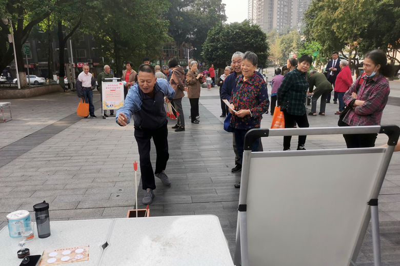 投壺游戲吸引居民踴躍參與。大竹林街道供圖 華龍網(wǎng)發(fā)
