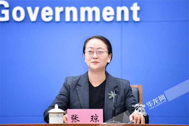 市委宣传部副部长、市政府新闻办主任 张琼。华龙网记者 李一鸣 摄