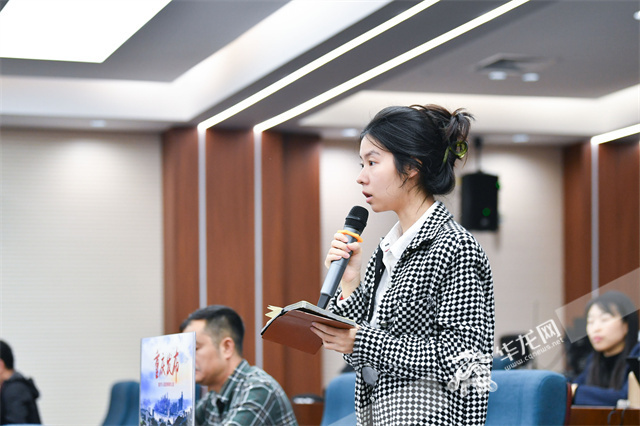 记者现场提问。华龙网记者 李一鸣 摄