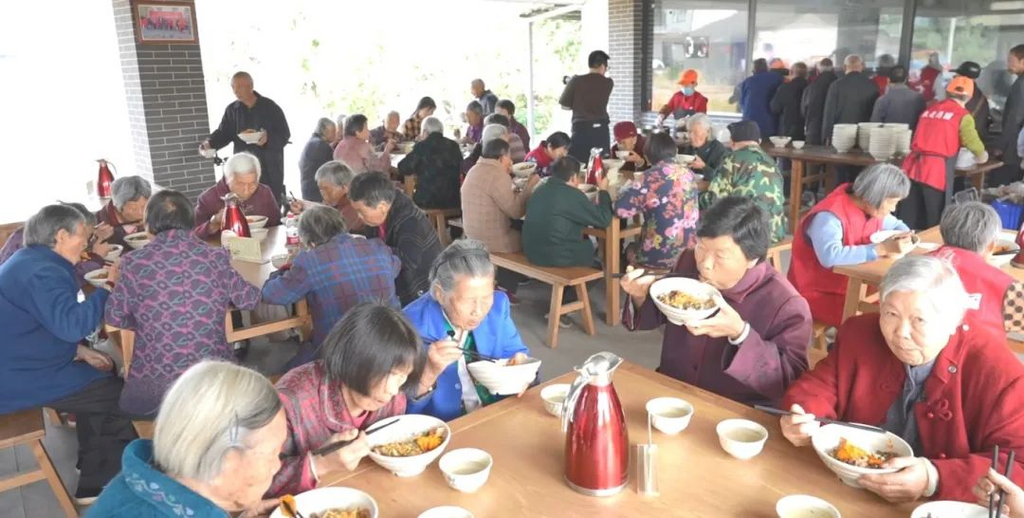 老人們在食堂吃飯。潼南區(qū)委宣傳部供圖  華龍網(wǎng)發(fā)