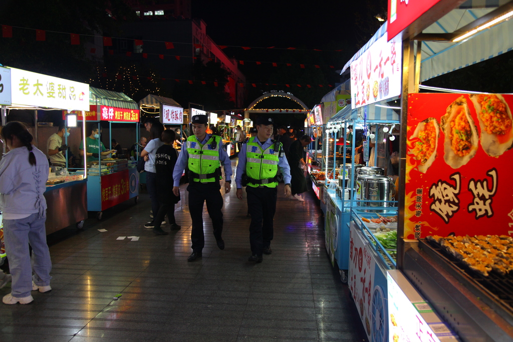 10月12日，北泉派出所民警在北泉夜市巡逻