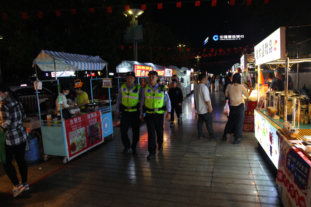 10月12日，北泉派出所民警在北泉夜市巡逻。