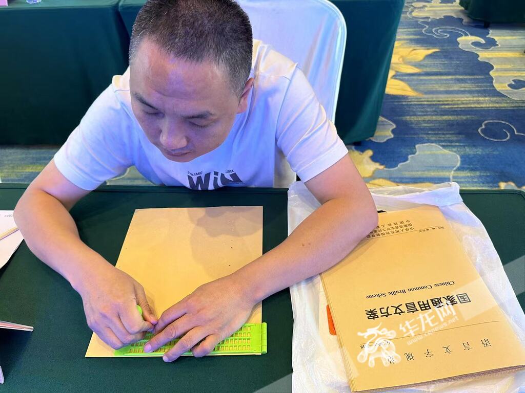 叶宏江在练习盲文声韵母。 华龙网 唐雨 摄