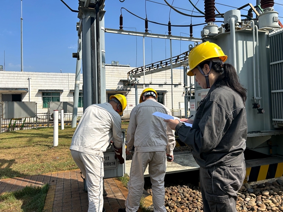 國網(wǎng)重慶大足供電公司員工在龍水110千伏變電站操作接地刀閘。通訊員  羅麗 攝