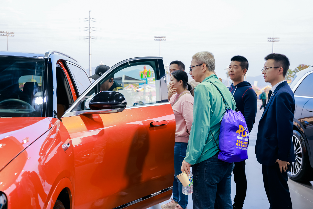 市民体验问界汽车。AITO问界供图 华龙网发