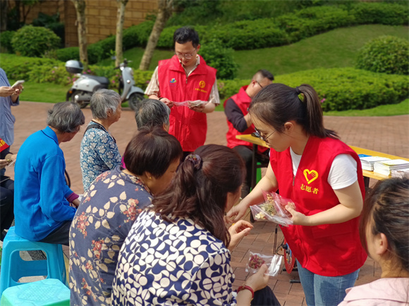 小區(qū)黨員志愿者開展政策宣傳。圣泉街道供圖 華龍網(wǎng)發(fā)