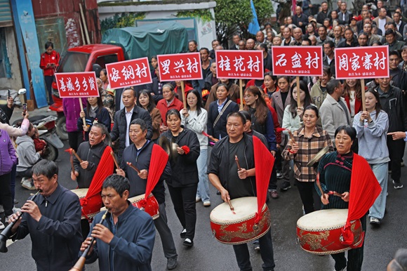 村民们敲锣打鼓喜庆开场。通讯员 赵勇 摄