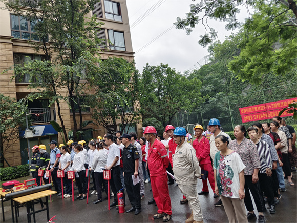 鄰里互助消防演練。圣泉街道供圖 華龍網(wǎng)發(fā)