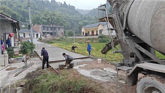 大足區(qū)搶抓有利天氣對(duì)智鳳街道黃連社區(qū)水毀公路進(jìn)行硬化。特約通訊員 蔣文友 攝