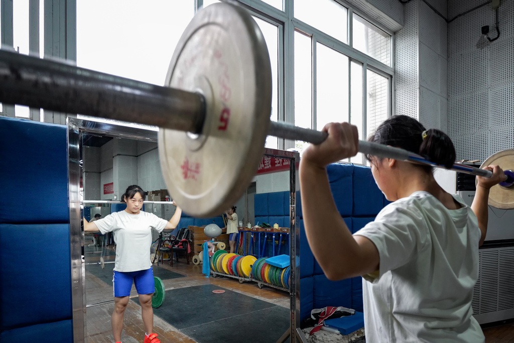 刘梦佳对着镜子练习，打磨自己的技术动作。