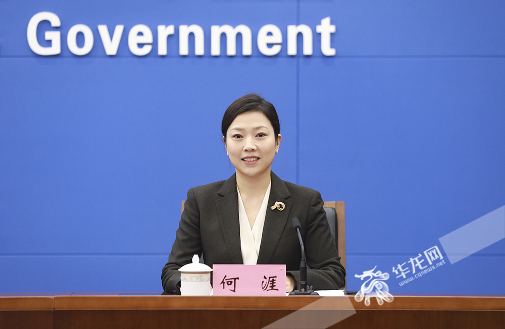 市政府新闻办新闻发布处处长何涯。华龙网记者 李文科 摄