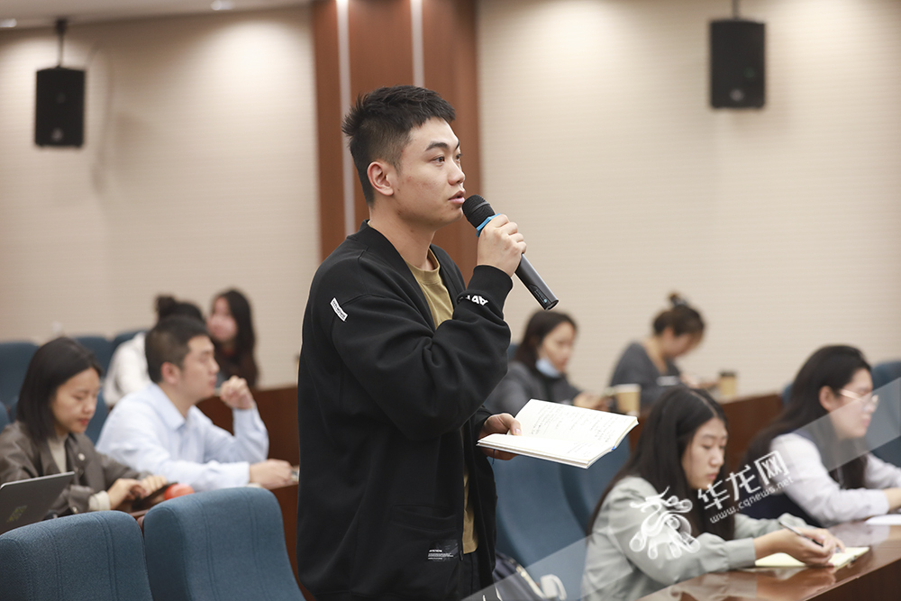 记者提问。华龙网记者 李文科 摄
