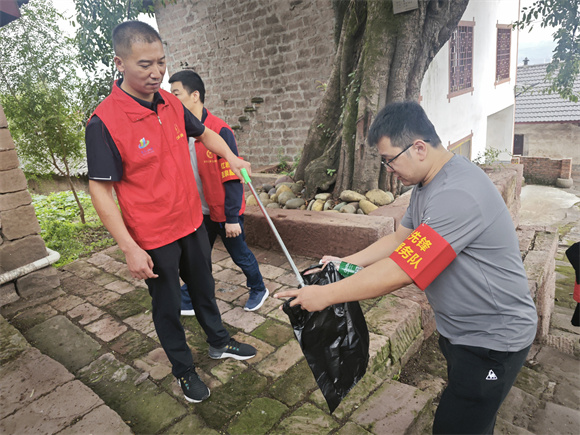 開展垃圾清理志愿活動(dòng)。圣泉街道供圖 華龍網(wǎng)發(fā)