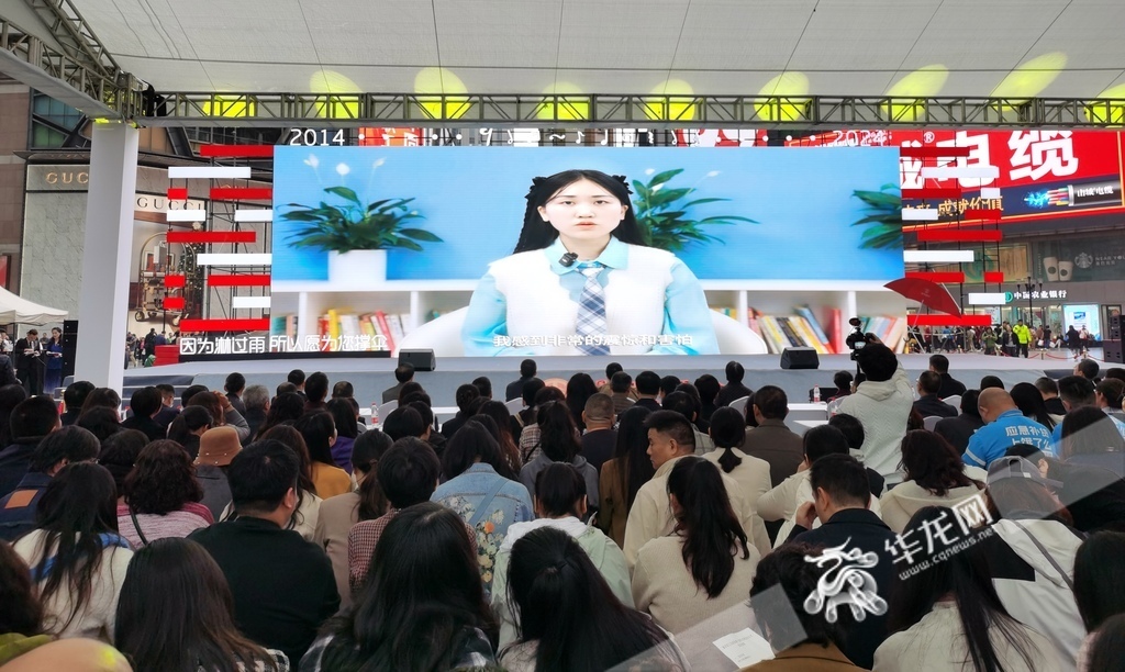 受助人讲述受助故事。华龙网 陈雨 摄