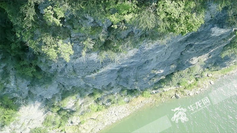 奉节河道危岩。华龙网 张彬炎 摄