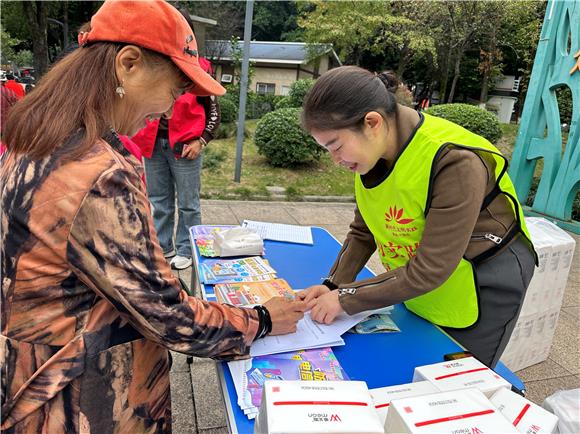 居民正在填写文明城区调查问卷。通讯员 夏梦雪 摄