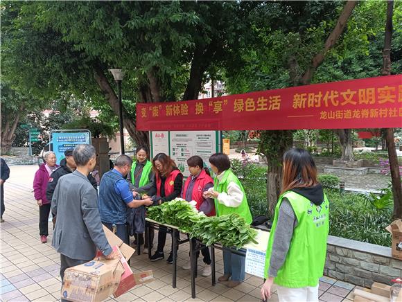 志愿者们为参加活动的居民们兑换蔬菜。通讯员 蒋平 摄