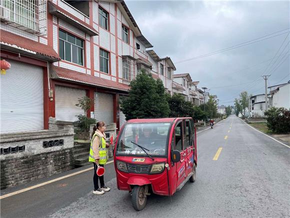 胡国秀劝导三轮车驾驶员注意冬季行车安全事宜。通讯员 陈凯 摄