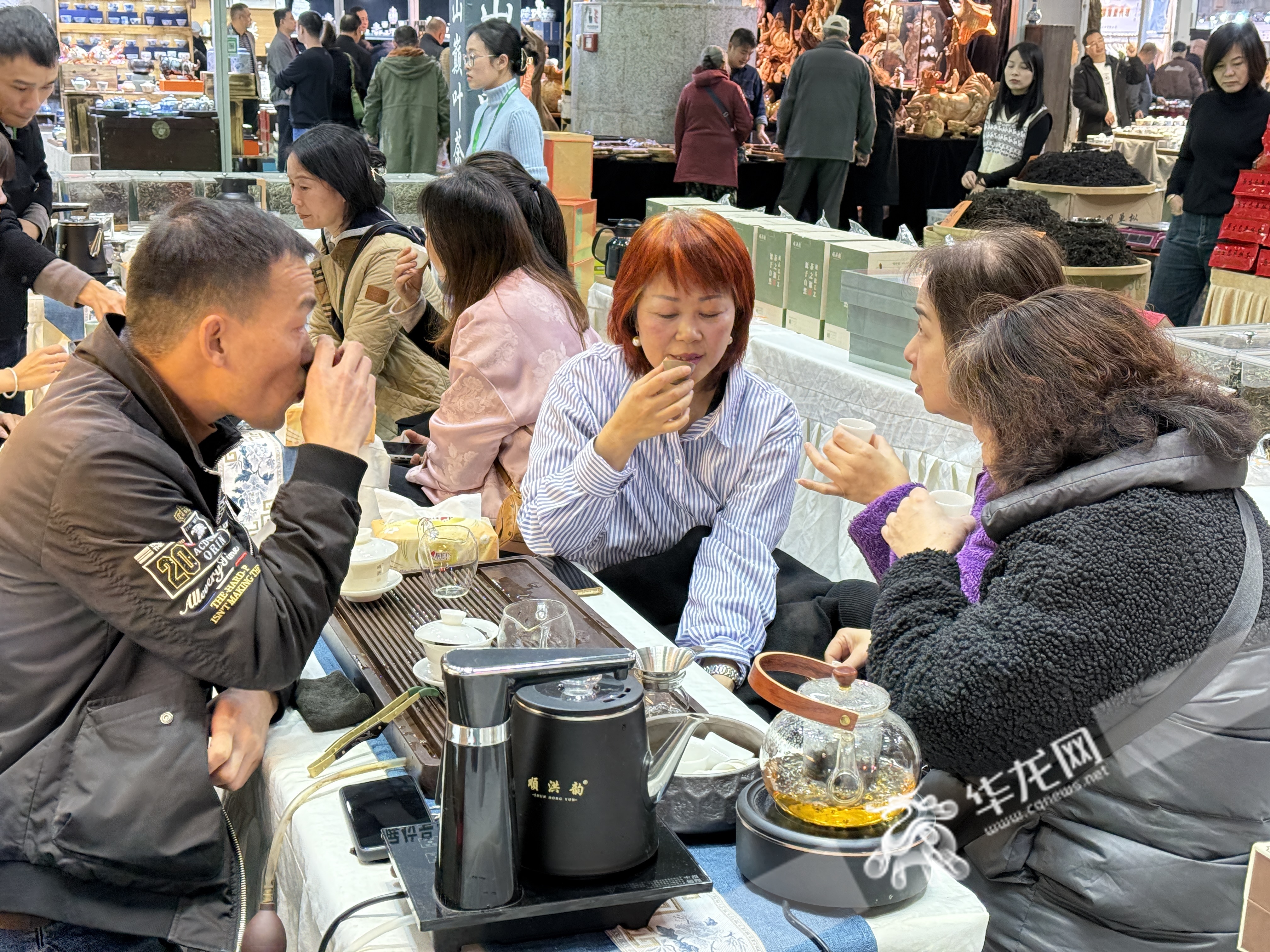 市民在展会现场品茶。华龙网记者 冯珊 摄