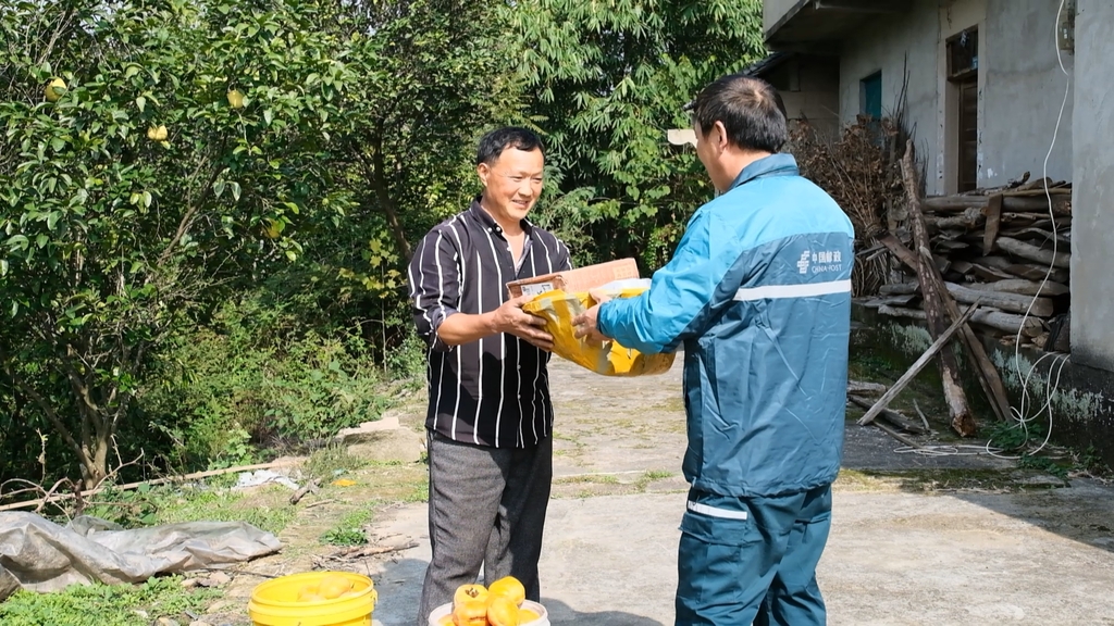 農(nóng)客司機(jī)變身“快遞員”。墊江縣融媒體中心供圖 第1眼TV-華龍網(wǎng)發(fā)