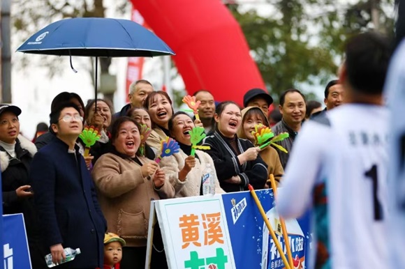 群眾現(xiàn)場為比賽吶喊助威。黔江區(qū)委宣傳部供圖 華龍網(wǎng)發(fā)