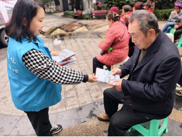 志愿者向居民群眾宣傳法治知識(shí)。龍溪街道辦事處