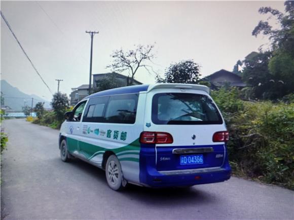 大足“客貨郵”車輛進(jìn)村入戶。特約通訊員 蔣文友 攝