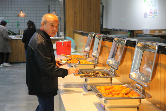 社區(qū)居民在飯大飽智惠社區(qū)食堂用餐。北碚區(qū)委宣傳部供圖 華龍網(wǎng)發(fā)