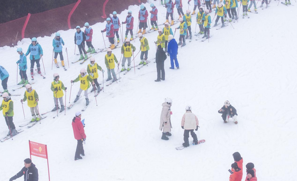 游客在金佛山北坡滑雪場滑雪戲雪。通訊員 甘昊旻 攝