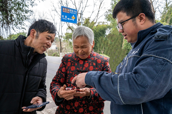 國網(wǎng)重慶大足供電公司員工與客戶溝通交流。通訊員  羅永恒  攝