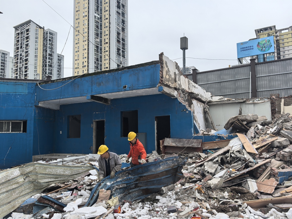 門市拆除出渣中。龍山街道辦事處供圖 