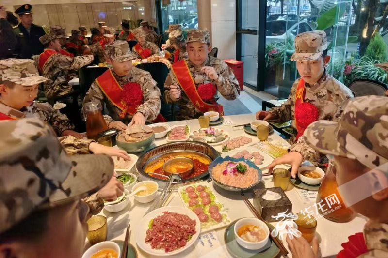 重庆市军供站为“过路”新兵准备了重庆火锅。华龙网记者 石涛 摄