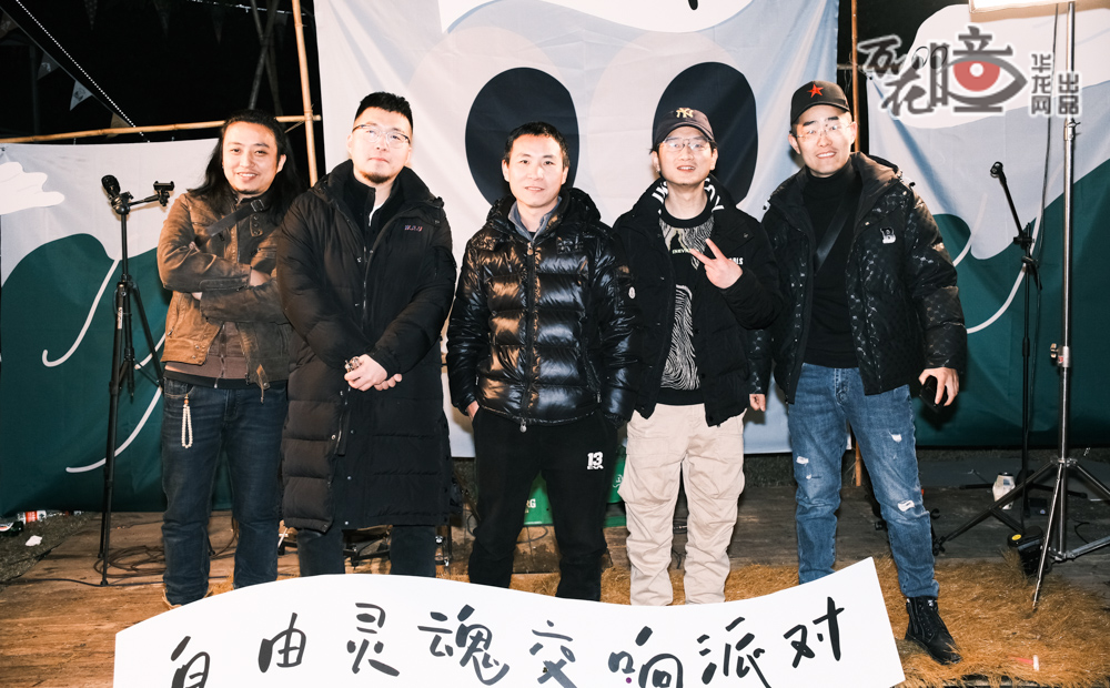 “路边音乐会”“诞生”于2023年底，由5位好友共同创办。王元皓、阿青、刘俊风、王波、樊永亮，他们平均年龄35岁，有从业十几年的音乐培训老师，也有文创店主和餐馆老板。