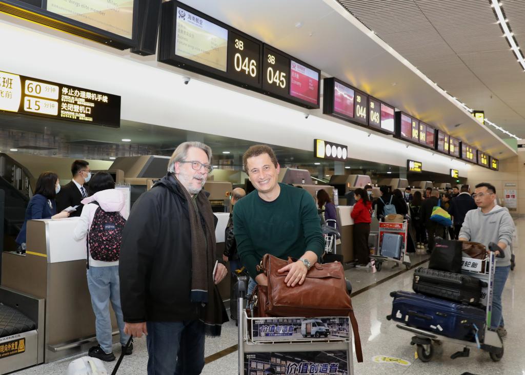 HU427（重庆—米兰）航班旅客合影。重庆江北国际机场供图