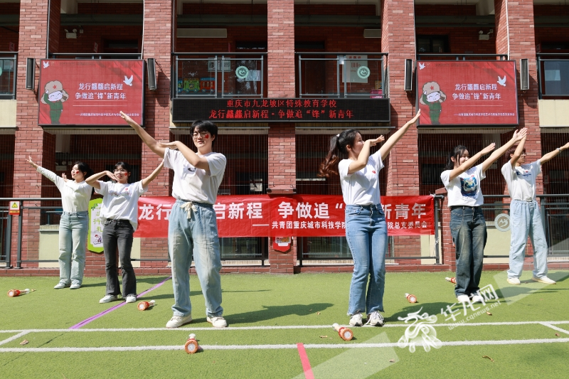 志愿者现场节目表演《志愿者节目表演》。华龙网记者 罗盛杰 摄