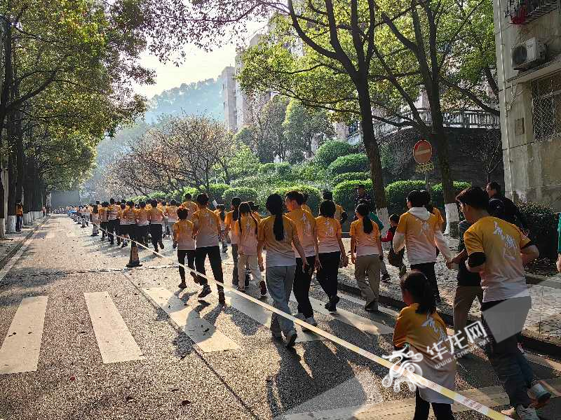 重庆邮电大学举行第六届重邮人马拉松比赛。华龙网 记者 秦思思 摄