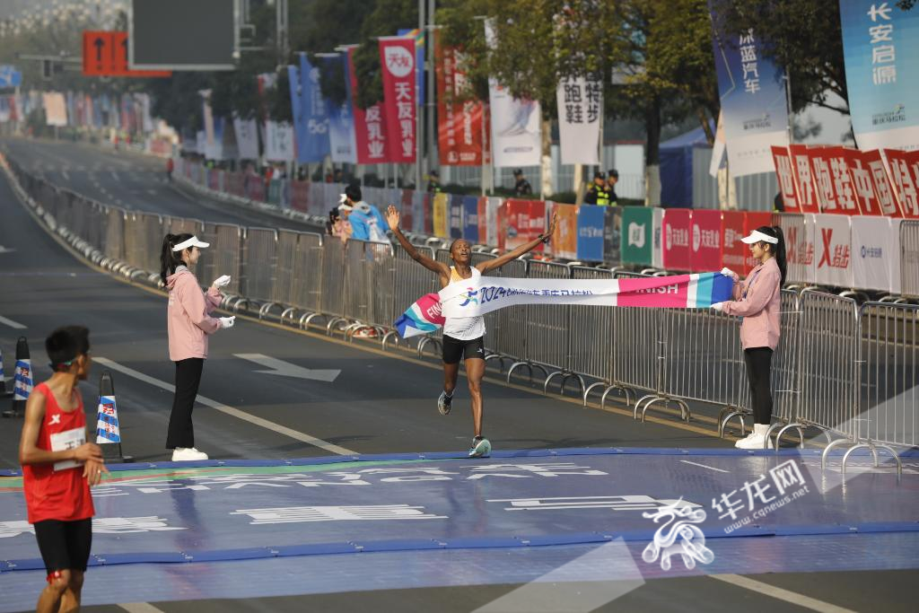 2024重庆马拉松女子第一名。华龙网记者 石涛 摄2