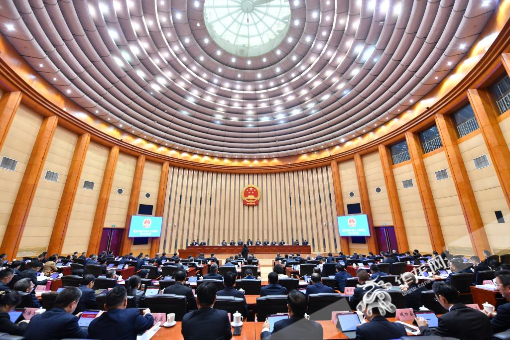 市六届人大常委会第七次会议，《重庆市中小企业促进条例》表决通过。华龙网记者 李一鸣 摄