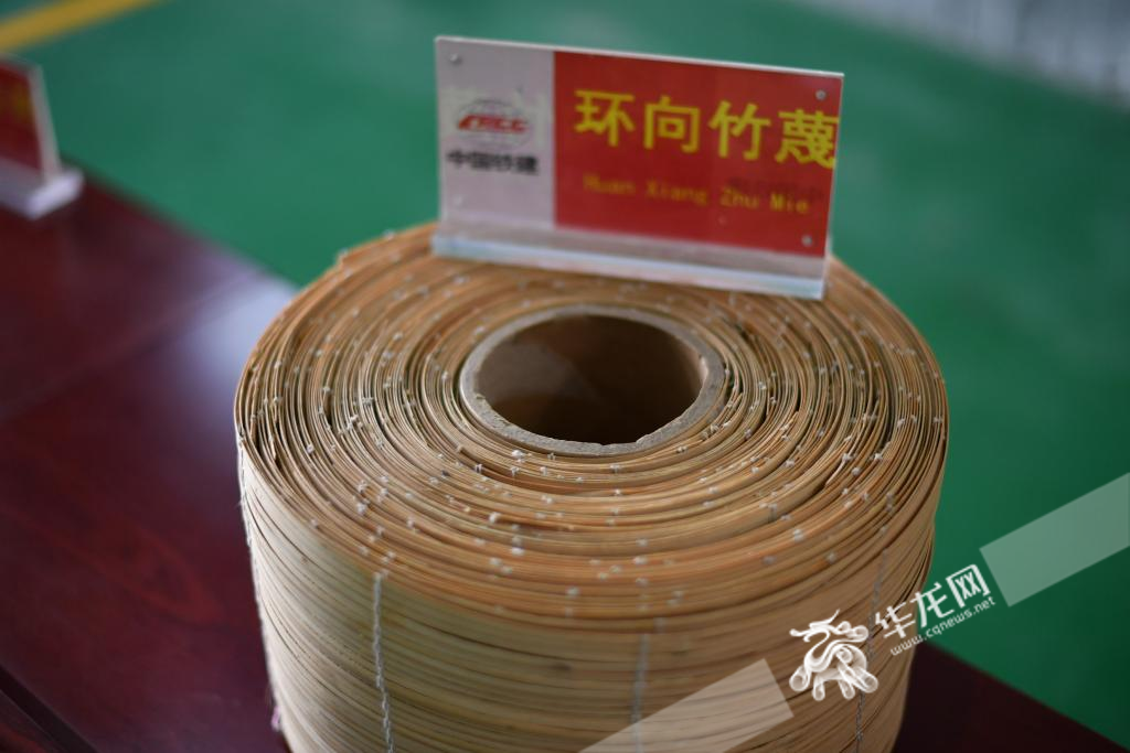 生产竹缠绕复合管道的材料环向竹篾。华龙网 李一鸣 摄