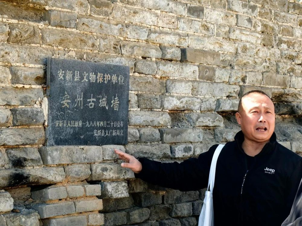 当地文保爱好者在介绍安州古城历史。 新华每日电讯记者 田朝晖 摄