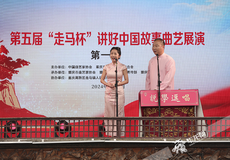 相声表演《龙年说龙》。华龙网首席记者 李文科 摄