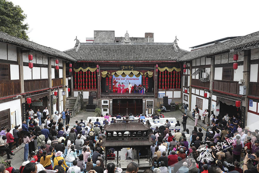 第五届“走马杯”讲好中国故事曲艺展演在西部(重庆)科学城举行。华龙网首席记者 李文科 摄