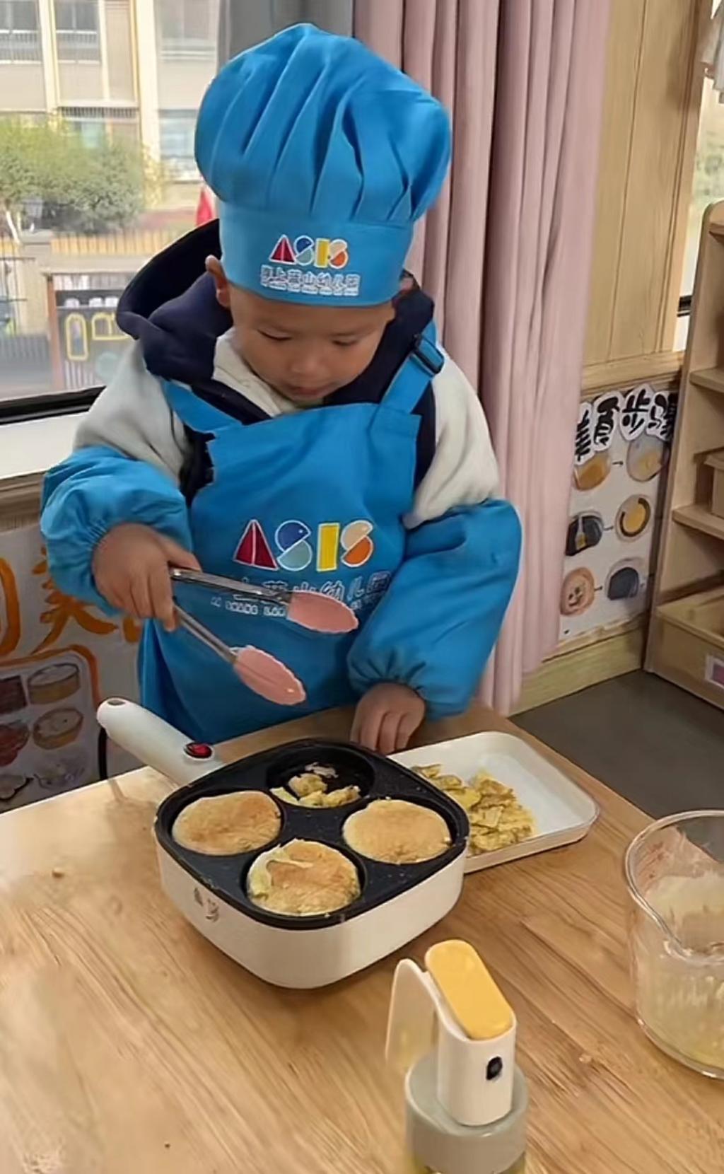 小朋友自己动手制作午餐。受访者供图