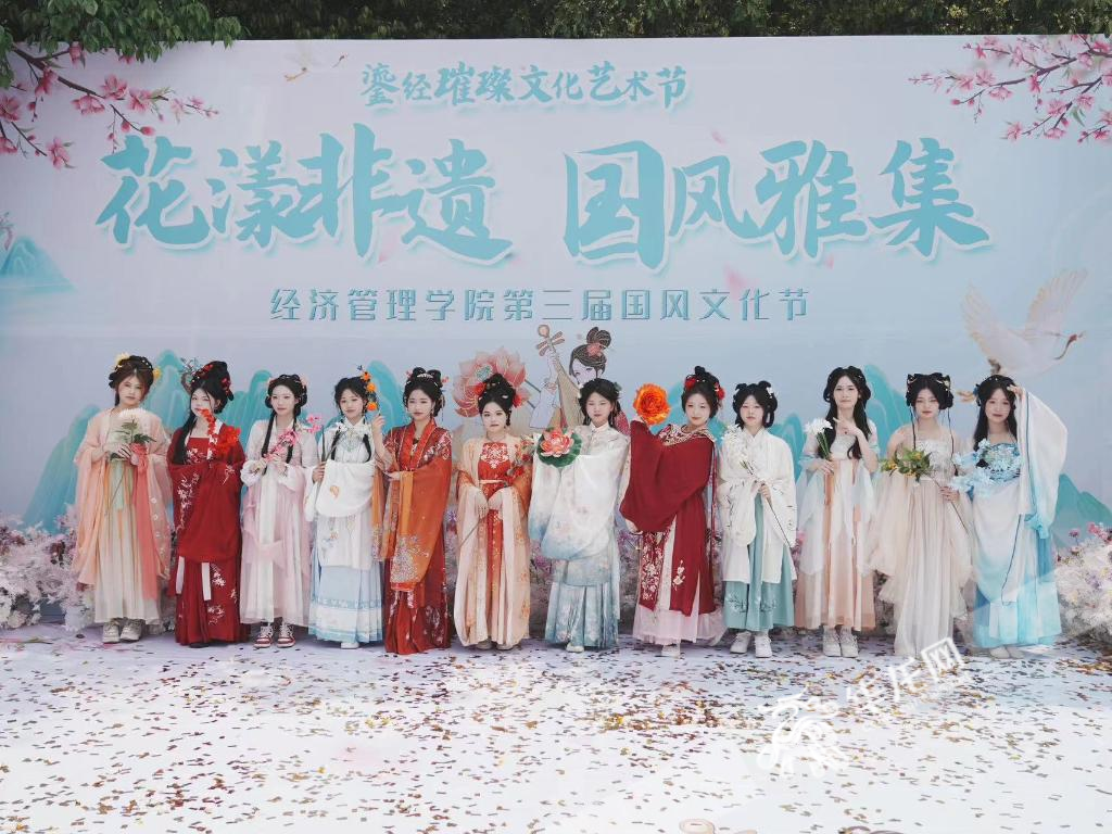 重庆城市科技学院第三届国风文化节活动现场。  华龙网记者 刘钊 摄