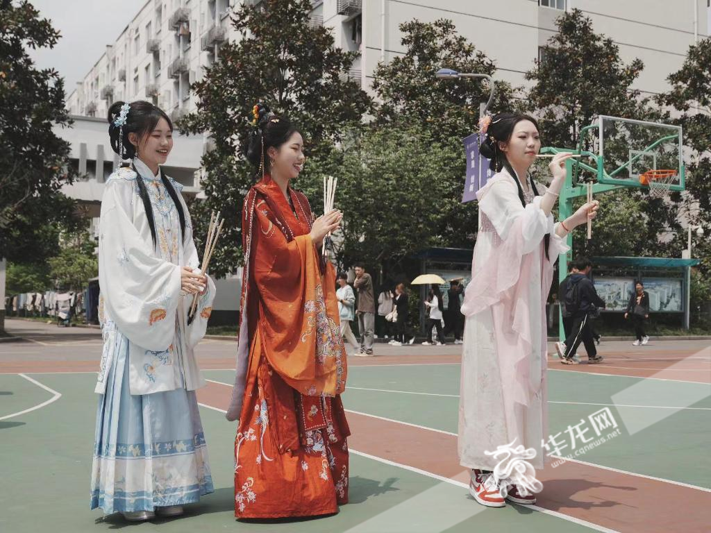 学生现场体验投壶。 华龙网记者 刘钊 摄