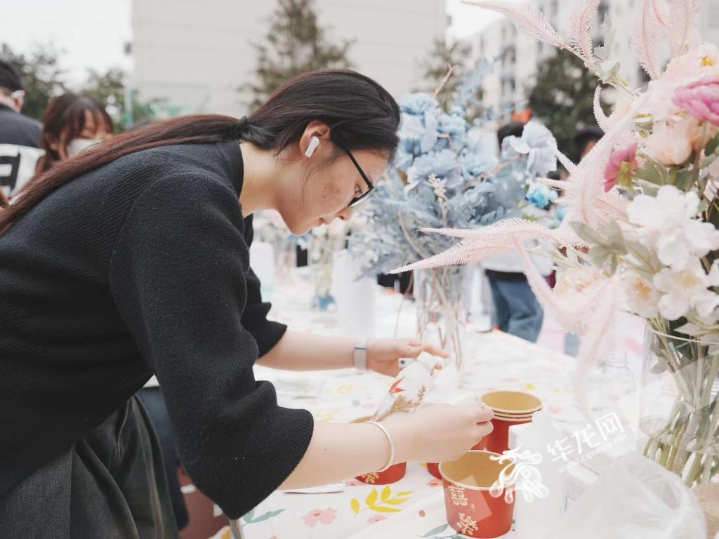 学生现场制作灯笼。 华龙网记者 刘钊 摄