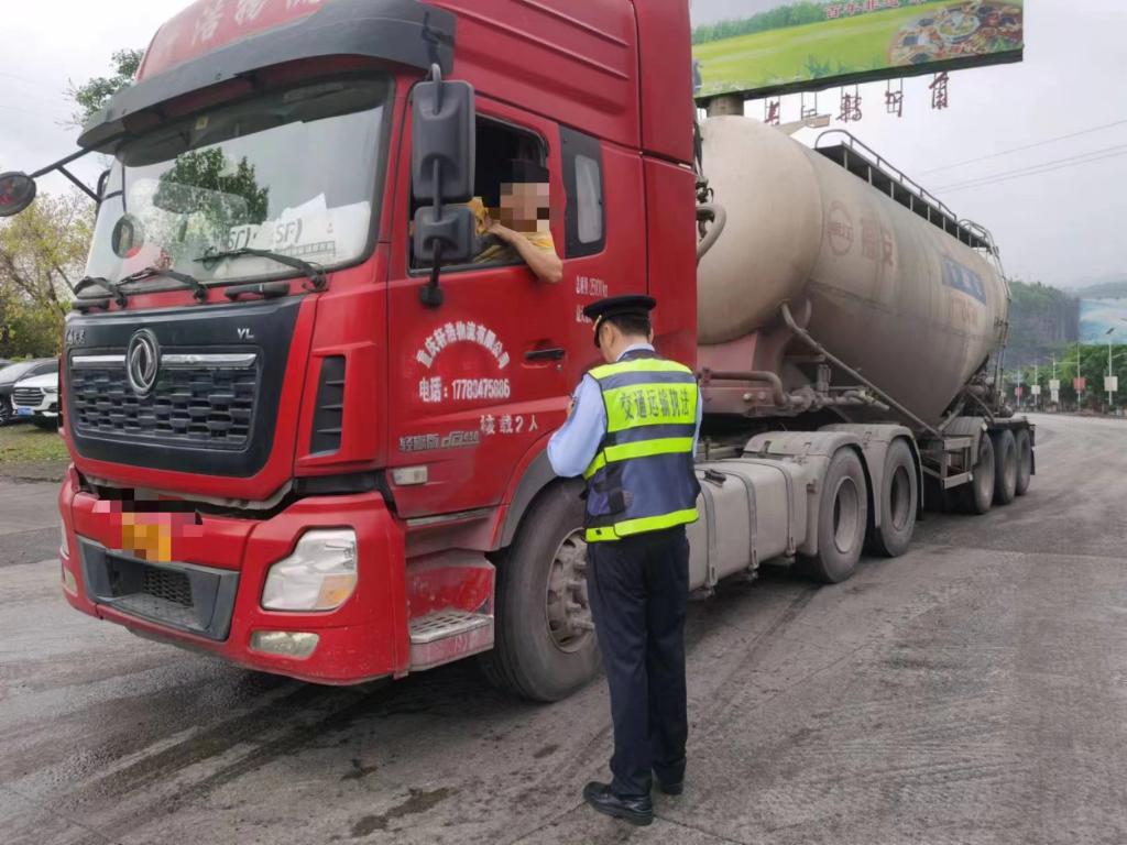 执法队员对货运车辆进行检查。重庆交通执法部门供图