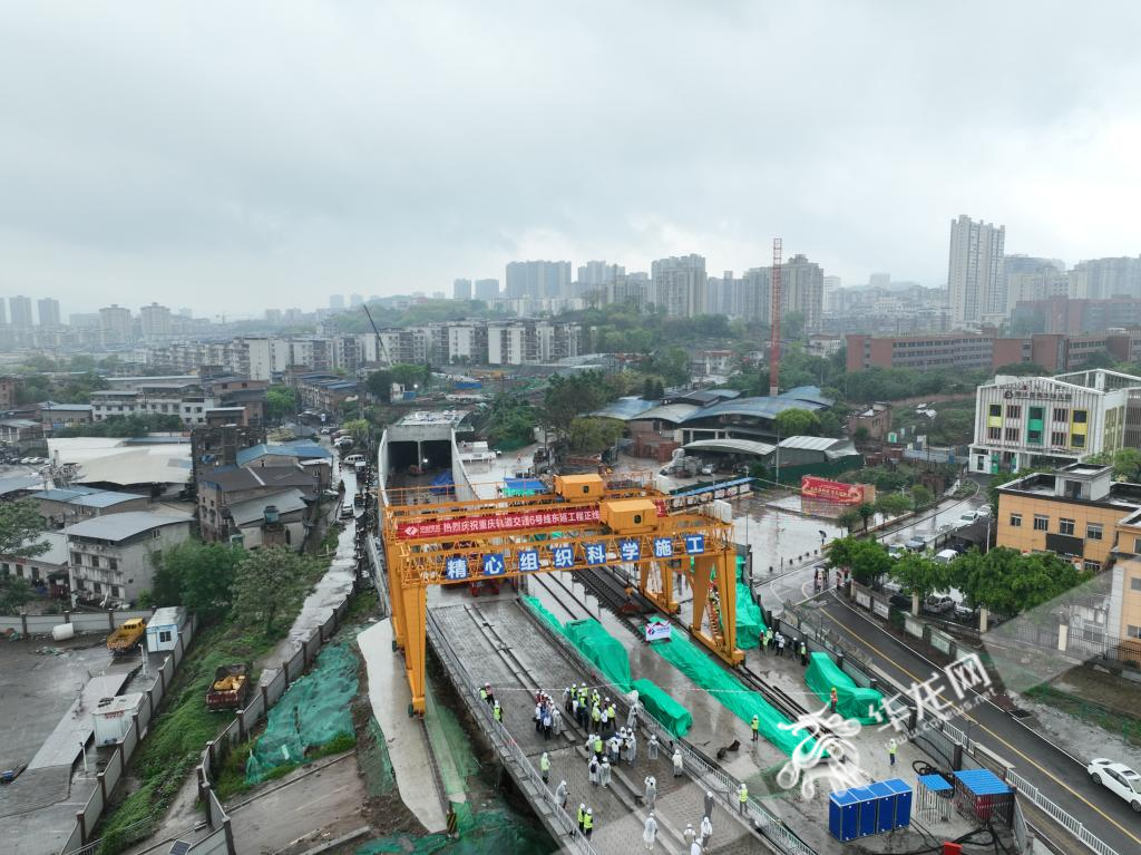 重庆地铁6号线东延工程正线全面进入铺轨阶段。华龙网 李一鸣 摄